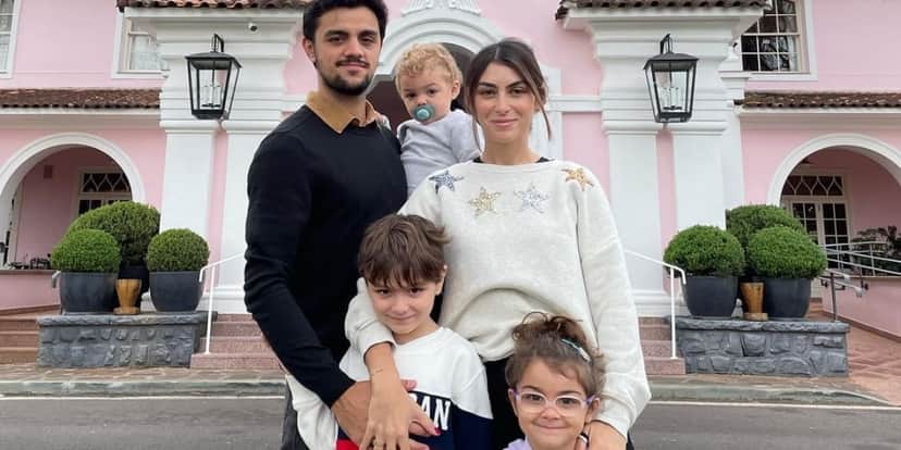 Felipe Simas e família (Reprodução) Felipe Simas e família (Reprodução)