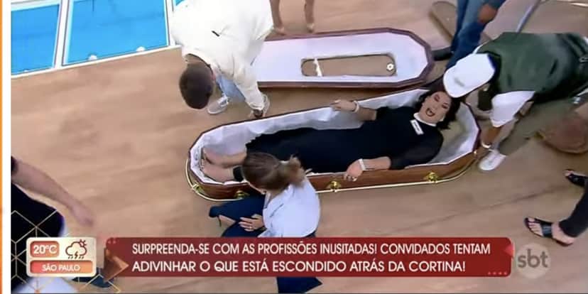Patrícia Abravanel carrega caixão ao vivo no SBT (Reprodução) Patrícia Abravanel carrega caixão ao vivo no SBT (Reprodução)