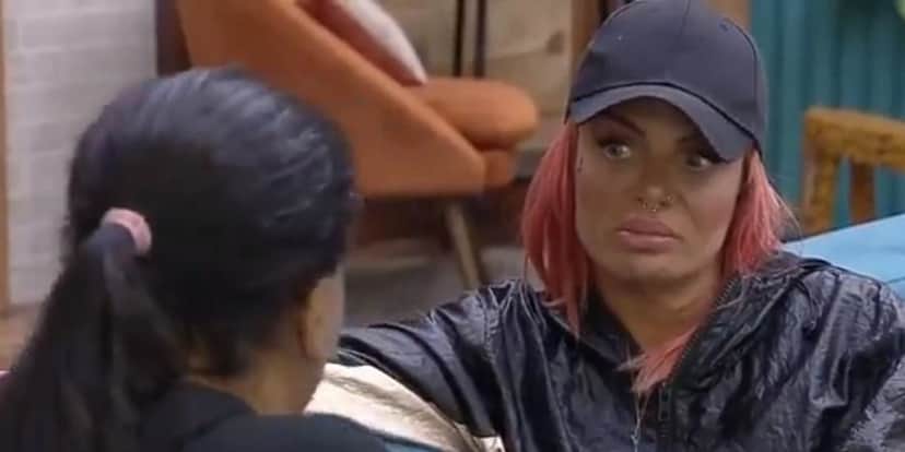 Valentina em conversa com Tati Quebra Barraco Valentina em conversa com Tati Quebra Barraco
