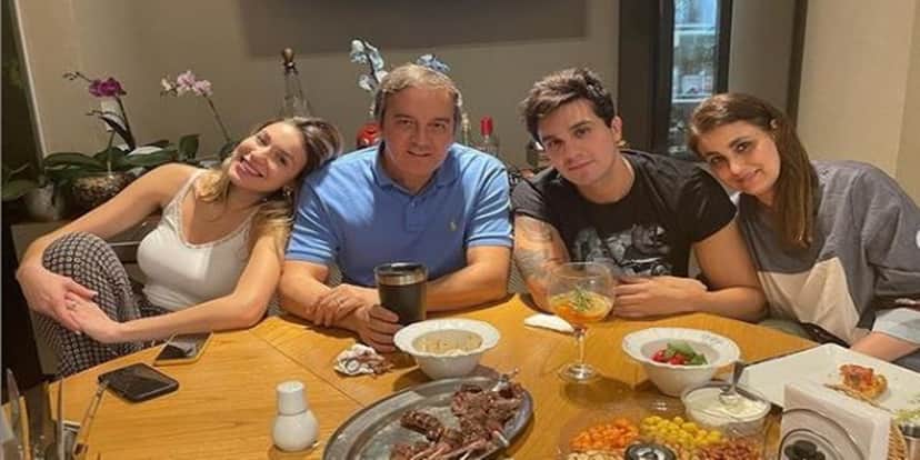 Luan Santana mostrou foto intima ao lado da família (Foto: Instagram) Luan Santana mostrou foto intima ao lado da família (Foto: Instagram)