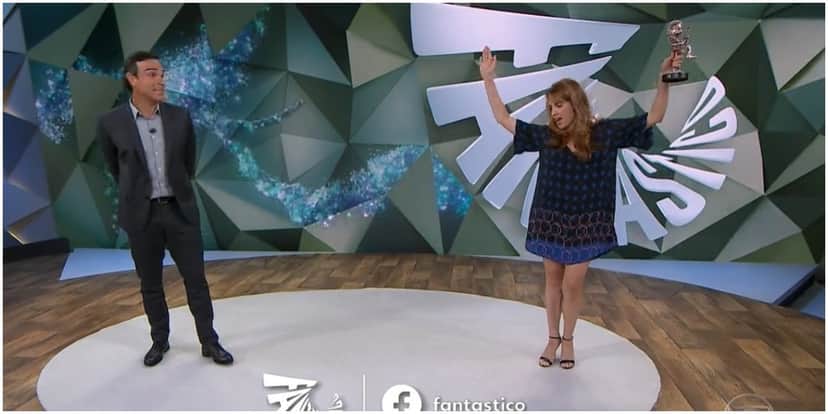 Poliana Abritta posou com troféu no fim do Fantástico - Foto: Reprodução