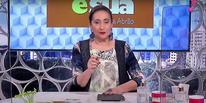 Sonia Abrão saca celular ao vivo na RedeTV!, lê textão e dá notícia que ninguém imaginava da Globo a Luciano Huck Sonia Abrão saca celular ao vivo na RedeTV!, lê textão e dá notícia que ninguém imaginava da Globo a Luciano Huck