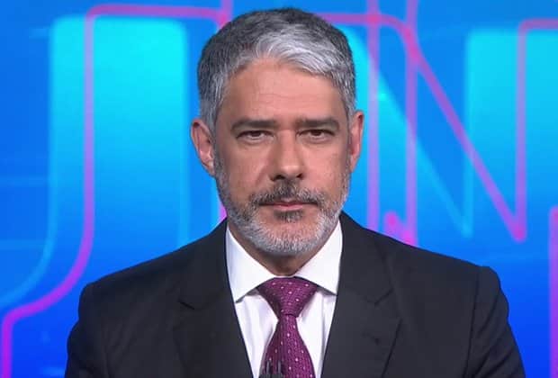 William Bonner na bancada do Jornal Nacional (Foto: reprodução) William Bonner na bancada do Jornal Nacional (Foto: reprodução)