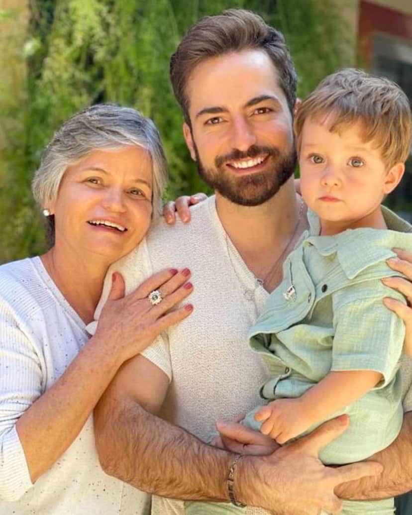 Thales Bretas, viúvo de Paulo Gustavo, com a mãe e o filho (Foto: Reprodução/Instagram) Thales Bretas, viúvo de Paulo Gustavo, com a mãe e o filho (Foto: Reprodução/Instagram)