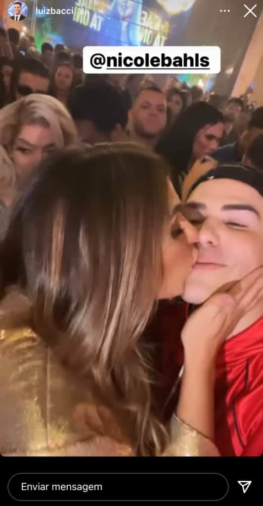 Luiz Bacci, após receber recado de famoso em rede nacional, é flagrado aos beijos em festa sigilosa e gera choque Luiz Bacci, após receber recado de famoso em rede nacional, é flagrado aos beijos em festa sigilosa e gera choque