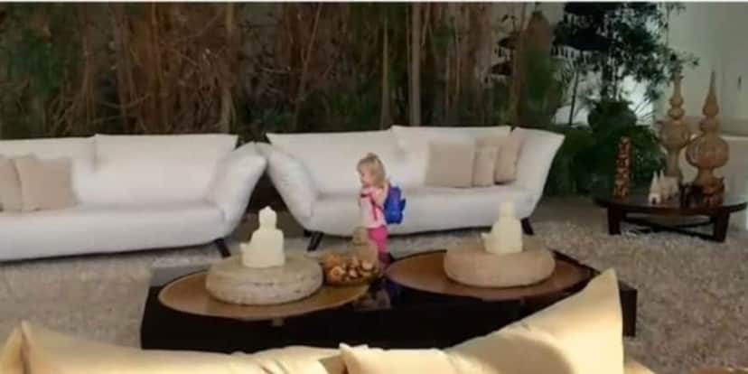 Xuxa recebe visita em mansão (Reprodução) Xuxa recebe visita em mansão (Reprodução)
