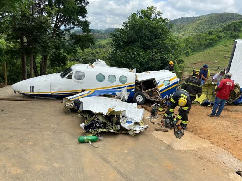 Remoção dos objetos do avião (Foto: Divulgação/Fervel Auto Socorro) Remoção dos objetos do avião (Foto: Divulgação/Fervel Auto Socorro)
