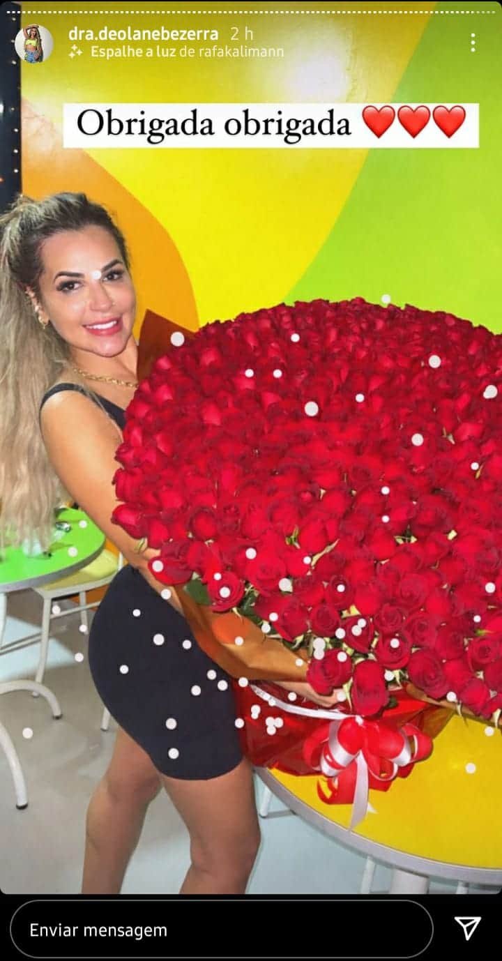 Deolane com buque de 500 rosas (Foto: Reprodução/ Instagram) Deolane com buque de 500 rosas (Foto: Reprodução/ Instagram)