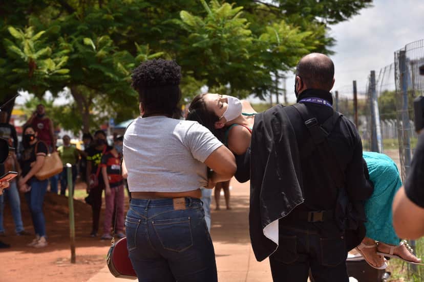 Fã desmaia em velória de Marília Mendonça (Goiânia/GO - Fotos: Cristiano Borges e Júnior Guimarães/ AgNews) Fã desmaia em velória de Marília Mendonça (Goiânia/GO - Fotos: Cristiano Borges e Júnior Guimarães/ AgNews)