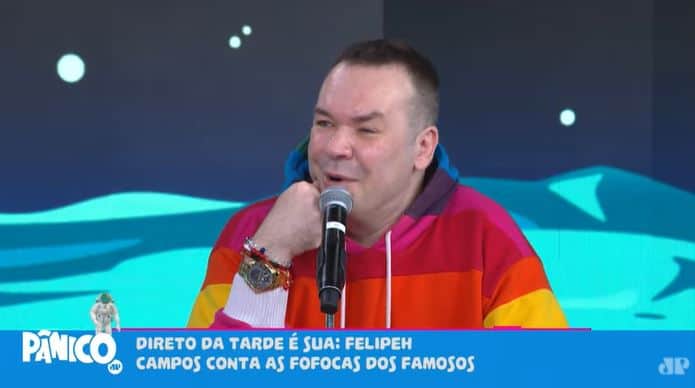 Felipeh Campos, colunista de Sonia Abrão, no programa "Pânico" (Foto: Reprodução/YouTube) Felipeh Campos, colunista de Sonia Abrão, no programa "Pânico" (Foto: Reprodução/YouTube)