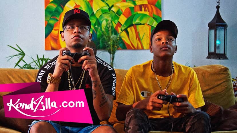 MC Jotinha e MC PR no clipe de "Kika uma vez, Kika de novo" (Foto: Divulgação/YouTube) MC Jotinha e MC PR no clipe de "Kika uma vez, Kika de novo" (Foto: Divulgação/YouTube)