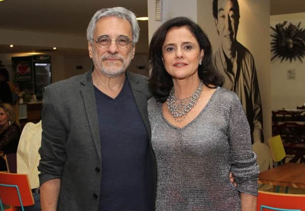 Marieta Severo lida com AVC cruel em casa, perda de movimentos e expõe luta pela vida: "Vou morrer?" Marieta Severo lida com AVC cruel em casa, perda de movimentos e expõe luta pela vida: "Vou morrer?"