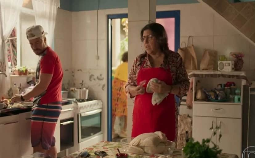 Thiago Martins e Regina Casé em Amor de Mãe (Foto: Reprodução/ TV Globo) Thiago Martins e Regina Casé em Amor de Mãe (Foto: Reprodução/ TV Globo)