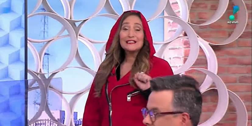 Sonia Abrão não aparece na bancada da RedeTV!, colunistas ficam sozinhos e envolvimento com rival é confirmado Sonia Abrão não aparece na bancada da RedeTV!, colunistas ficam sozinhos e envolvimento com rival é confirmado