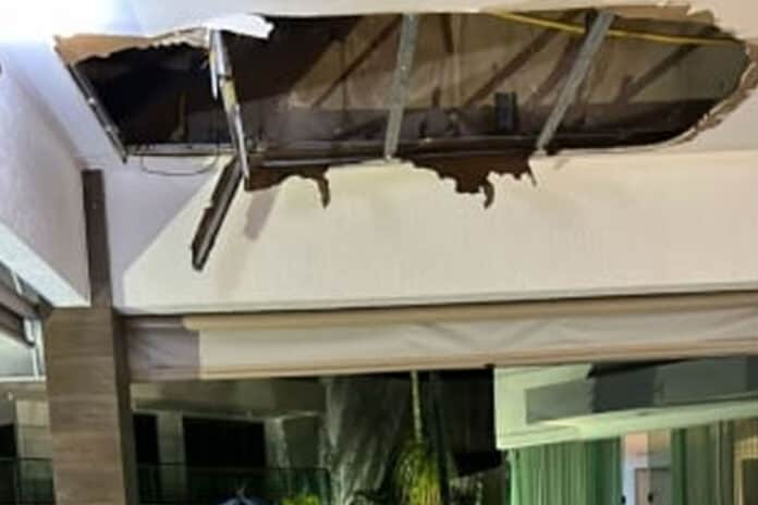 Esposa de Leonardo mostra teto de sua casa destruído por causa da chuva - Reprodução Esposa de Leonardo mostra teto de sua casa destruído por causa da chuva - Reprodução