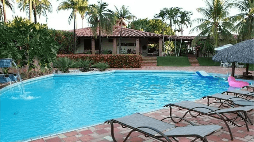 Piscina da fazenda do cantor (Foto: Divulgação) Piscina da fazenda do cantor (Foto: Divulgação)