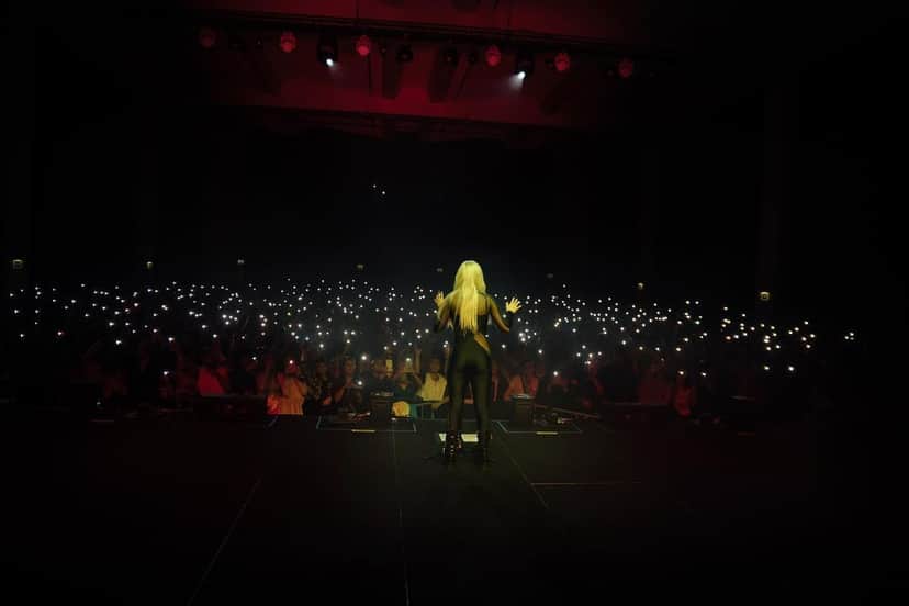 Luísa Sonza em um dos shows lotados que fez em Portugal (Foto: Reprodução/Instagram) Luísa Sonza em um dos shows lotados que fez em Portugal (Foto: Reprodução/Instagram)