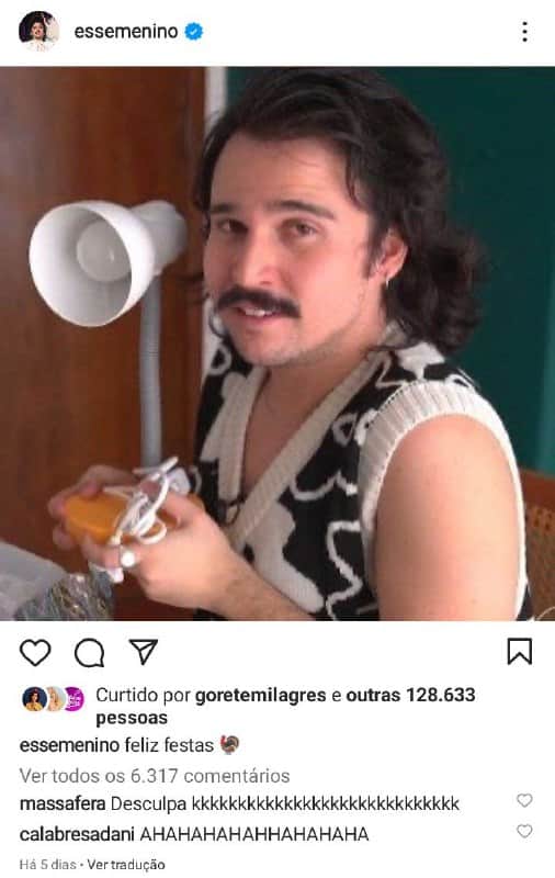 Esse Menino debochou do presente de Michel Gomes que ganhou durante o amigo secreto da Globo (Foto: Reprodução) Esse Menino debochou do presente de Michel Gomes que ganhou durante o amigo secreto da Globo (Foto: Reprodução)