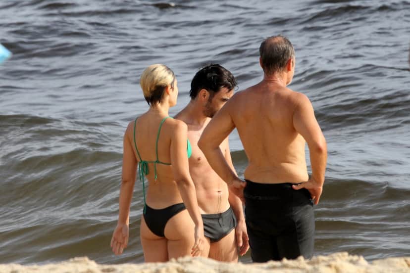 Caio Blat com seu volumão exposto na praia (Foto: AGNews) Caio Blat com seu volumão exposto na praia (Foto: AGNews)
