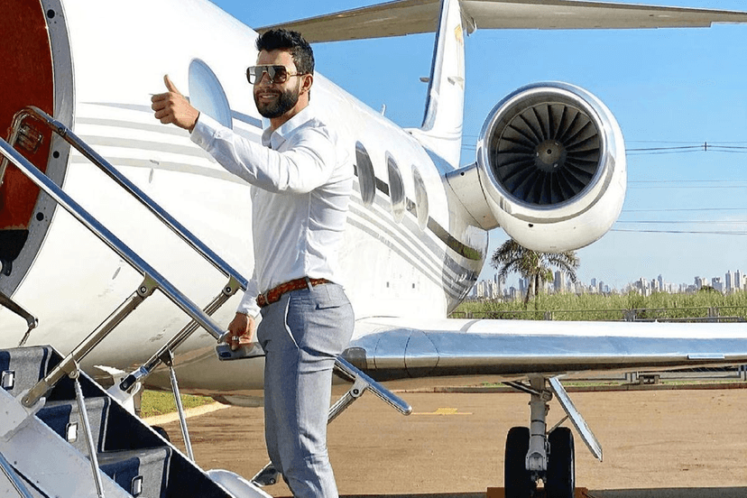 Gusttavo Lima mostra jatinho (Foto: Divulgação) Gusttavo Lima mostra jatinho (Foto: Divulgação)