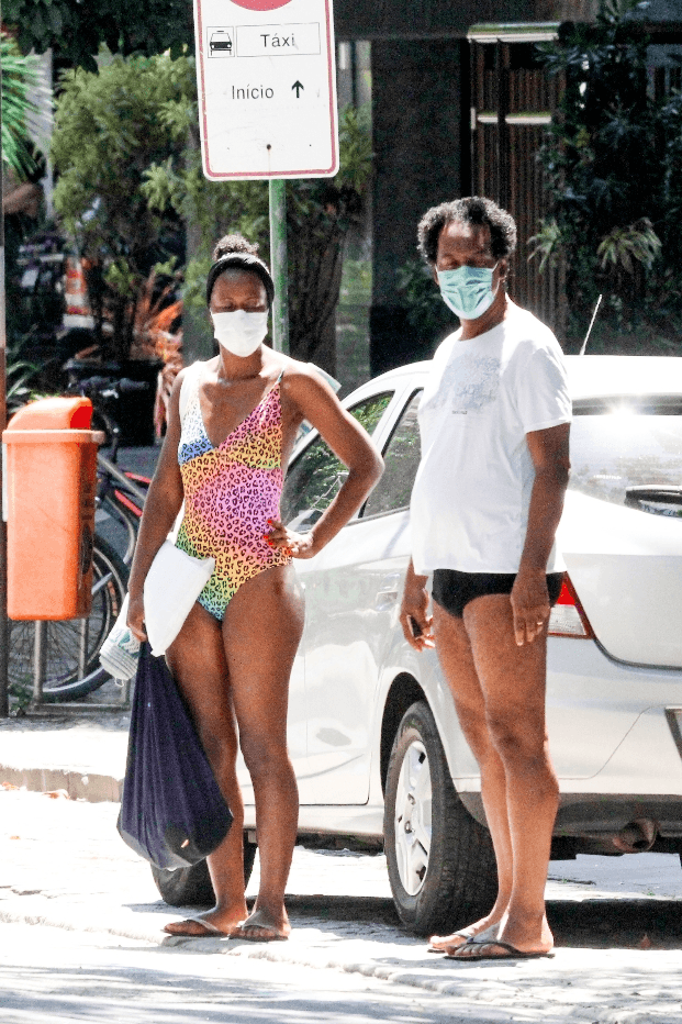 Maju Coutinho na praia do Leblon, ao lado do marido (Foto: Divulgação) Maju Coutinho na praia do Leblon, ao lado do marido (Foto: Divulgação)