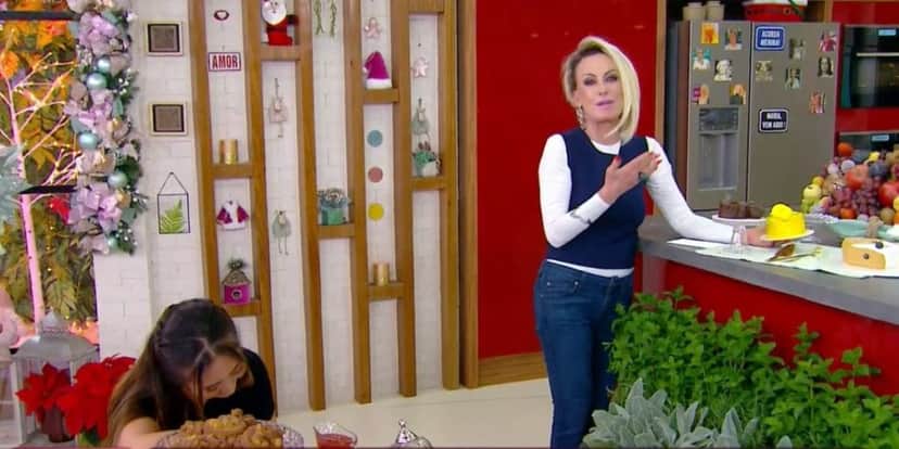 "Não é para comer a bunda", Ana Maria escandaliza no Mais Você e repórter vai ao chão: "Só para apreciar" "Não é para comer a bunda", Ana Maria escandaliza no Mais Você e repórter vai ao chão: "Só para apreciar"