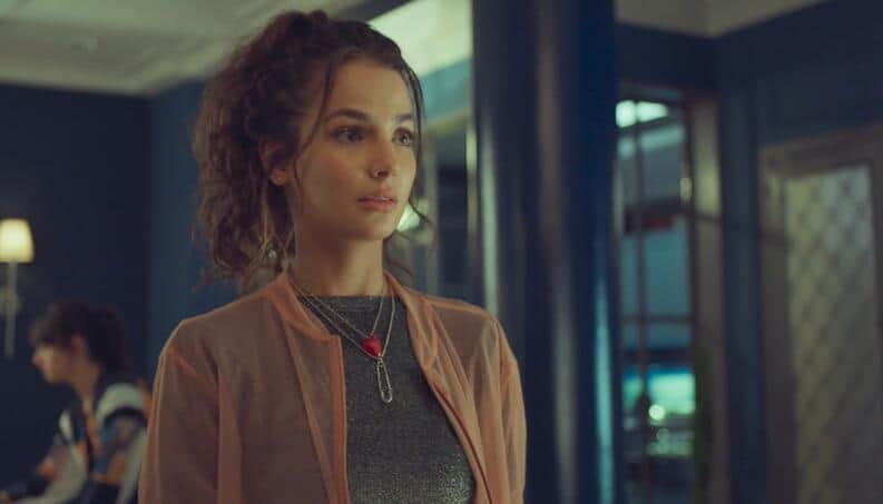 Cecília (Fernanda Marques) quase pegará mãe no flagra em "Um Lugar ao Sol" (Foto: Reprodução/TV Globo) Cecília (Fernanda Marques) quase pegará mãe no flagra em "Um Lugar ao Sol" (Foto: Reprodução/TV Globo)