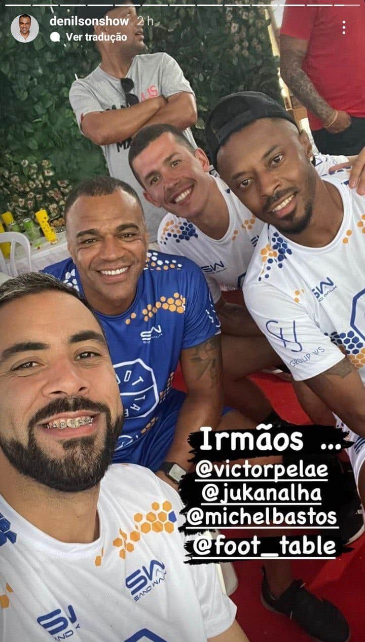 Denílson viajou com um grupo de amigos (Foto: Reprodução) Denílson viajou com um grupo de amigos (Foto: Reprodução)