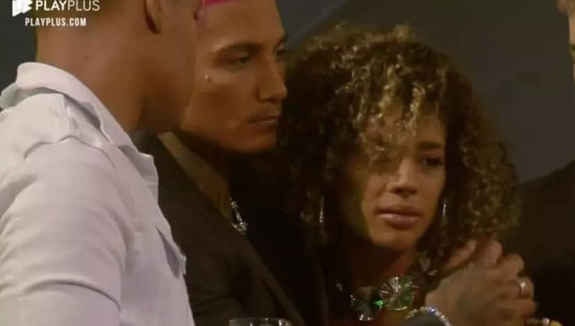 Sthe abraça Dynho com cara de envergonhada antes de ir embora da festa (Foto:Reprodução/ PlayPlus TV) Sthe abraça Dynho com cara de envergonhada antes de ir embora da festa (Foto:Reprodução/ PlayPlus TV)