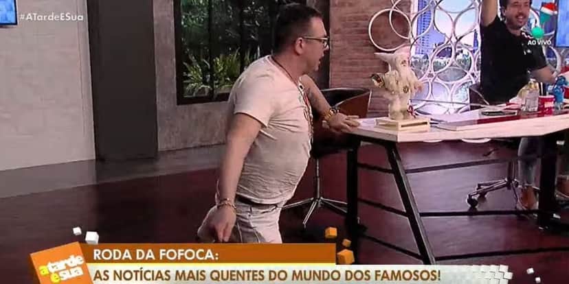 Sonia Abrão denuncia colunista, rapaz surta, ajoelha nos estúdios e berra: "Querem me crucificar" Sonia Abrão denuncia colunista, rapaz surta, ajoelha nos estúdios e berra: "Querem me crucificar"