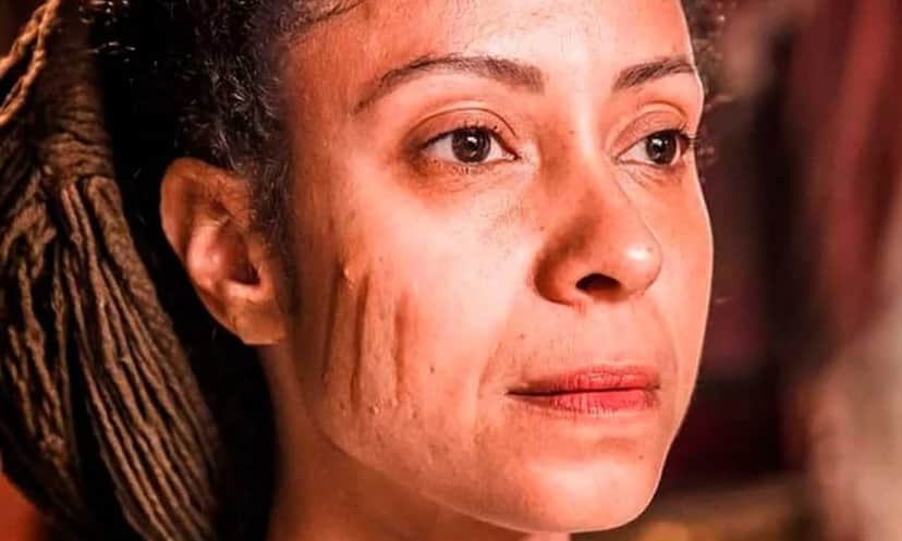 Justina (Cinnara Leal) em Nos Tempos do Imperador: marcas que não estão apenas no rosto (Foto: Reprodução) Justina (Cinnara Leal) em Nos Tempos do Imperador: marcas que não estão apenas no rosto (Foto: Reprodução)