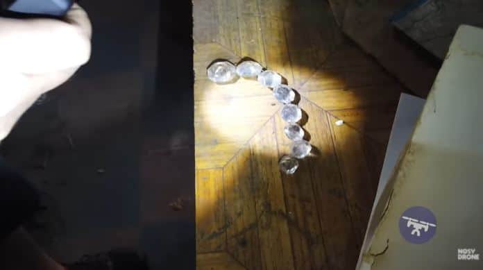 Encontraram colar de diamantes em cofre da Manchete (Foto: Reprodução/YouTube) Encontraram colar de diamantes em cofre da Manchete (Foto: Reprodução/YouTube)