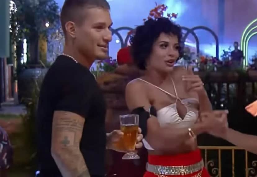 MC Gui fica com um volume saliente na calça após dançar colado com Aline (Foto: Reprodução/ Record TV) MC Gui fica com um volume saliente na calça após dançar colado com Aline (Foto: Reprodução/ Record TV)