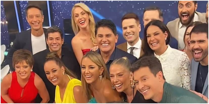 O elenco do família Record teve Ana Hickmann e Adriane Galisteu (Foto: Reprodução) O elenco do família Record teve Ana Hickmann e Adriane Galisteu (Foto: Reprodução)