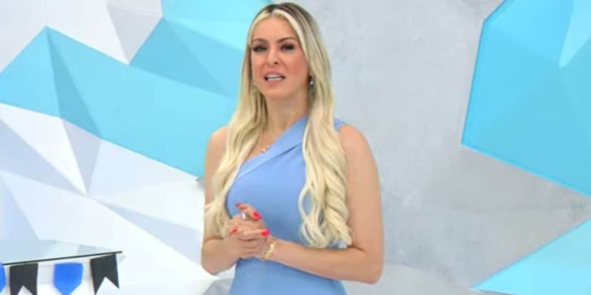 Renata Fan anuncia fim de carreira no Jogo Aberto, cruza as mãos na Band e confirma: "Momento triste" Renata Fan anuncia fim de carreira no Jogo Aberto, cruza as mãos na Band e confirma: "Momento triste"