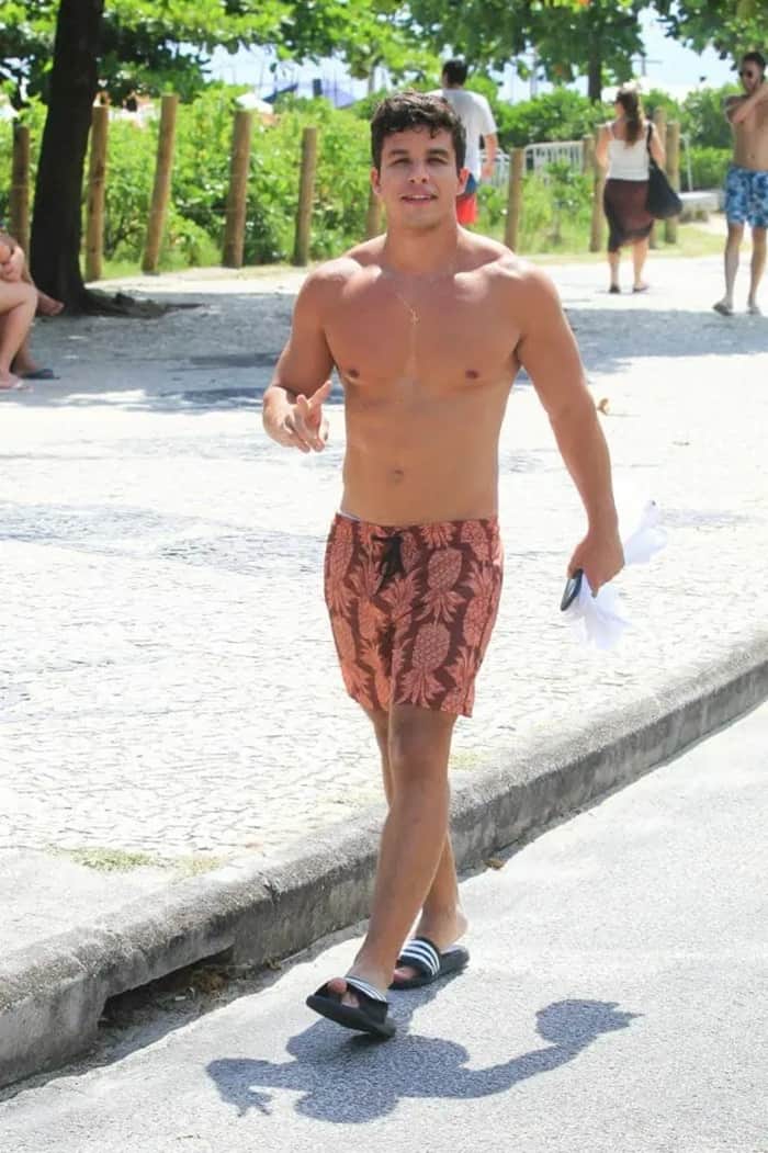 O galã Ricky Tavares dá sorriso e acena para paparazzo (Foto: Reprodução/ Internet) O galã Ricky Tavares dá sorriso e acena para paparazzo (Foto: Reprodução/ Internet)