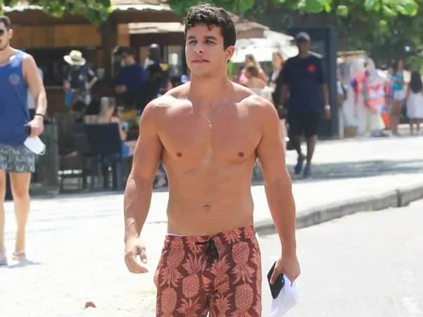 Só de bermuda, Ricky Tavares chama atenção para seu físico perfeito (Foto: Reprodução/ Internet) Só de bermuda, Ricky Tavares chama atenção para seu físico perfeito (Foto: Reprodução/ Internet)