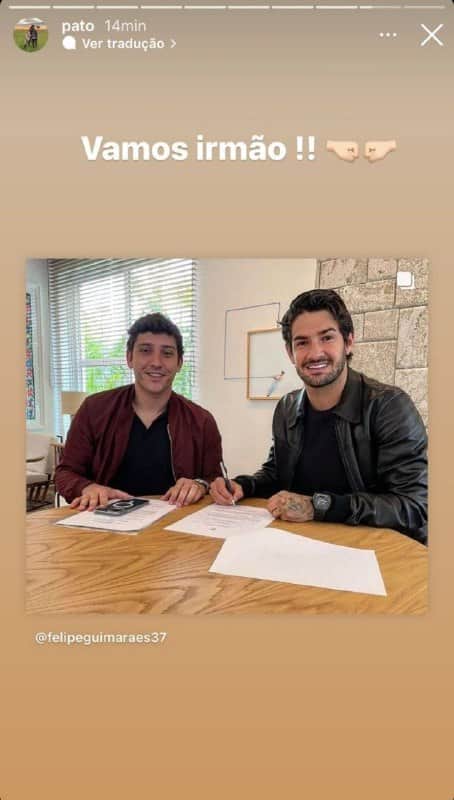 Alexandre Pato surgiu assinando o novo contrato (Foto: Reprodução) Alexandre Pato surgiu assinando o novo contrato (Foto: Reprodução)