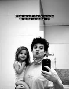 Stories de Chay Suede junto com a filha Maria na primeira aula de natação da pequena (Foto: Reprodução/Instagram) Stories de Chay Suede junto com a filha Maria na primeira aula de natação da pequena (Foto: Reprodução/Instagram)