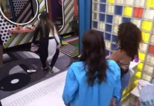 Laís e Eslô foram acusadas de imitarem um macaco em referência a Natália (Foto: Reprodução / Globoplay) Laís e Eslô foram acusadas de imitarem um macaco em referência a Natália (Foto: Reprodução / Globoplay)