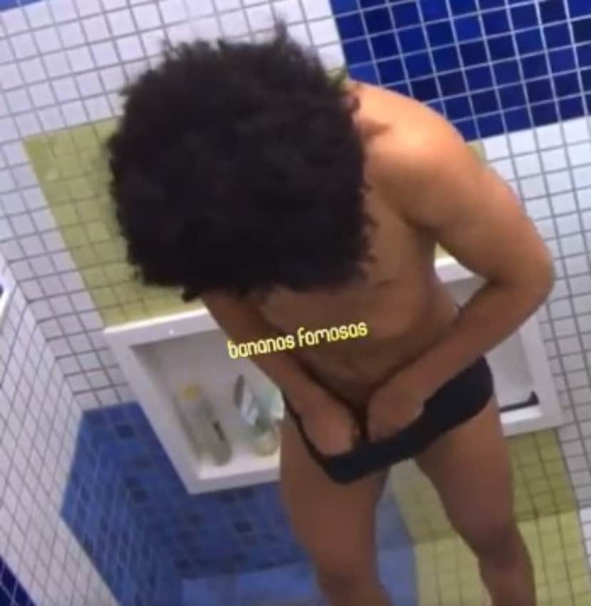 Luciano Estevan mostra demais durante um banho no BBB22 (Foto: Reprodução / Internet) Luciano Estevan mostra demais durante um banho no BBB22 (Foto: Reprodução / Internet)