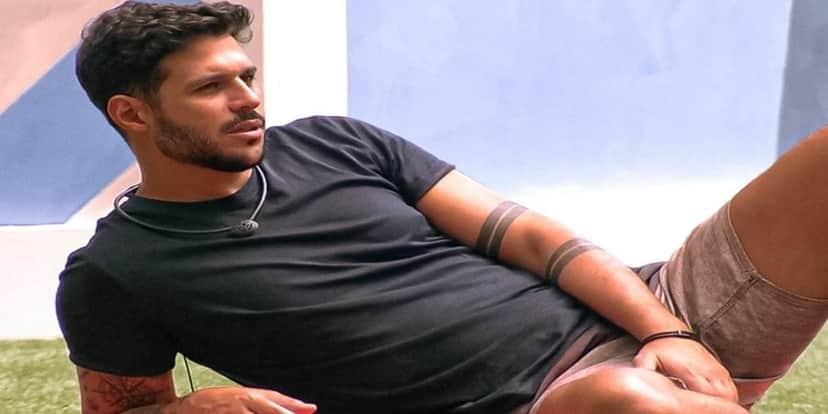 Rodrigo se declarou para colega em festa (Foto: reprodução) Rodrigo se declarou para colega em festa (Foto: reprodução)