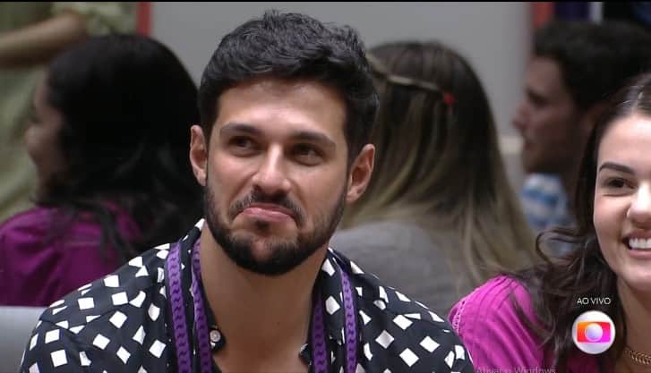 Rodrigo não gostou da plaquinha que recebeu de Vyni (Foto: Reprodução / Globoplay) Rodrigo não gostou da plaquinha que recebeu de Vyni (Foto: Reprodução / Globoplay)