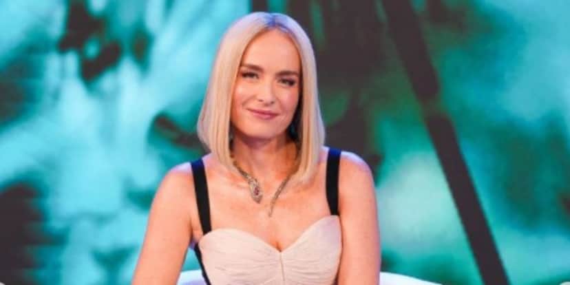 Angélica denuncia o que fizeram com ela em bastidores e não esconde: "Passando a mão em mim inteira" Angélica denuncia o que fizeram com ela em bastidores e não esconde: "Passando a mão em mim inteira"