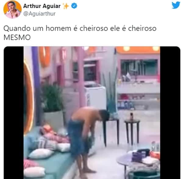 A própria conta no Twitter de Arthur Aguiar fez questão de mostrar o flagra (Reprodução) A própria conta no Twitter de Arthur Aguiar fez questão de mostrar o flagra (Reprodução)