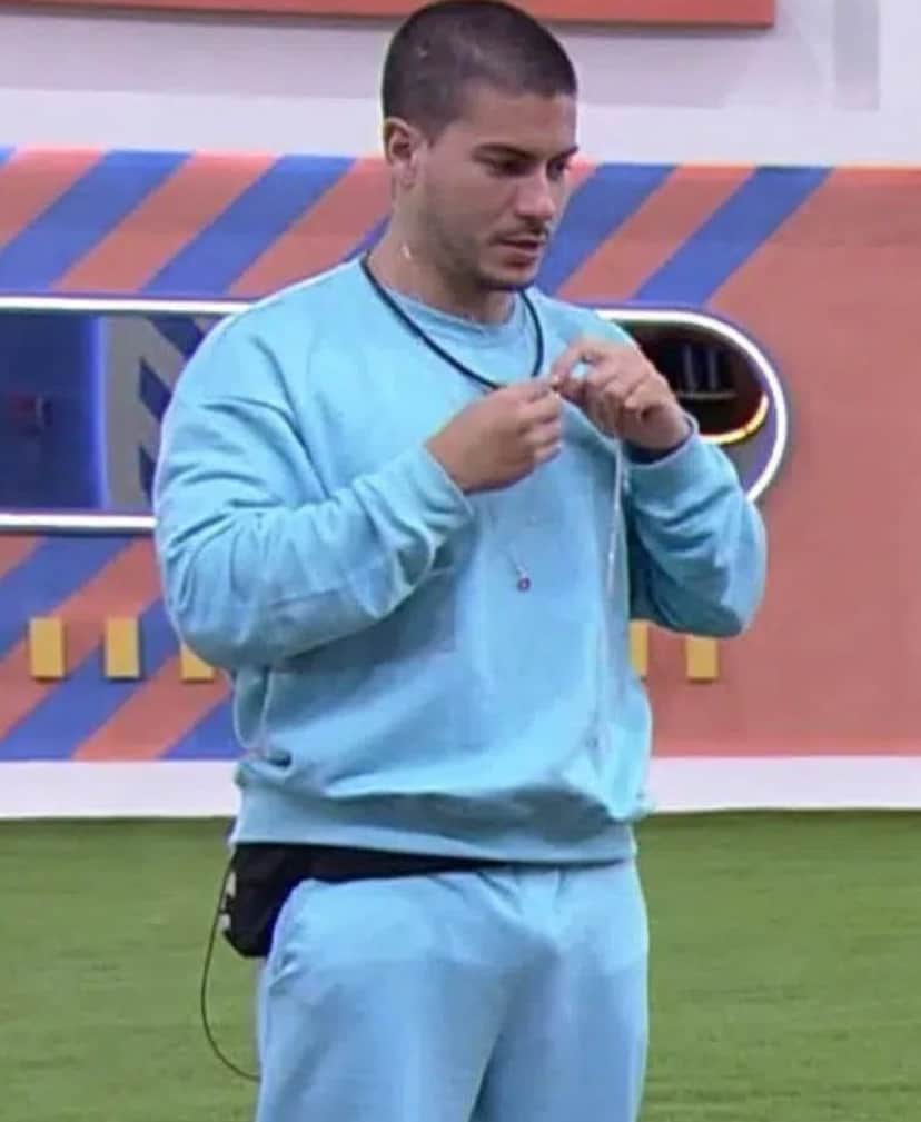 Arthur Aguiar usou um moletom que fez sucesso na web (Foto: Reprodução / Globoplay) Arthur Aguiar usou um moletom que fez sucesso na web (Foto: Reprodução / Globoplay)