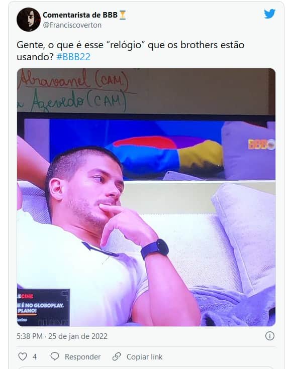 Arthur Aguiar com o acessório na sala do BBB22 (Foto: Reprodução / Twitter) Arthur Aguiar com o acessório na sala do BBB22 (Foto: Reprodução / Twitter)