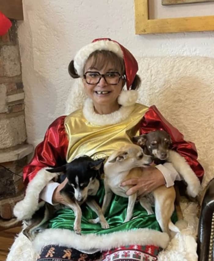 Vestida de Chiquinha, Maria Antonieta de las Nieves surge com seus cachorrinhos para desejar Feliz 2022 (Foto: Reprodução/ Instagram) Vestida de Chiquinha, Maria Antonieta de las Nieves surge com seus cachorrinhos para desejar Feliz 2022 (Foto: Reprodução/ Instagram)