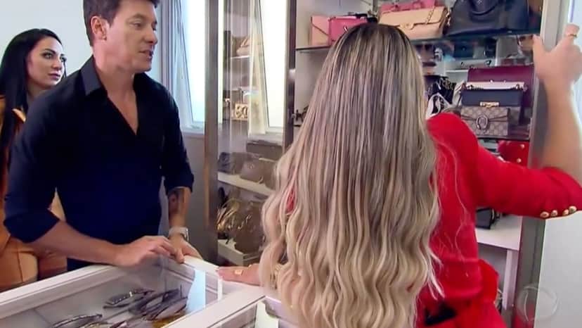 Atigo de luxo do closet de Deolane Bezerra chegam a R$ 1 milhão, segundo Faro (Foto: Reprodução/ Record TV) Atigo de luxo do closet de Deolane Bezerra chegam a R$ 1 milhão, segundo Faro (Foto: Reprodução/ Record TV)