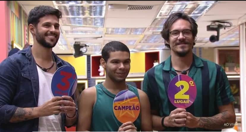 O pódio de Vyni foi entre Rodrigo e Eliezer (Foto: Reprodução / Globoplay) O pódio de Vyni foi entre Rodrigo e Eliezer (Foto: Reprodução / Globoplay)